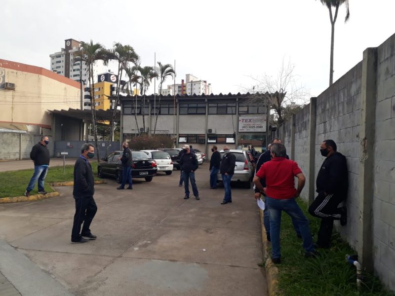 Sindicato passou a manh&atilde; em frente &agrave; Blumob orientando funcion&aacute;rios – Foto: Talita Catie/ND