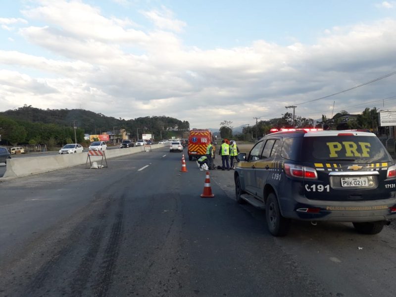 Homem de 43 anos foi atropelado por um caminh&atilde;o Scania – Foto: Bombeiros/Divulga&ccedil;&atilde;o/ND