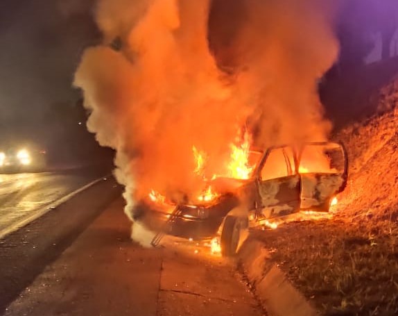 Carro pega fogo em Criciúma