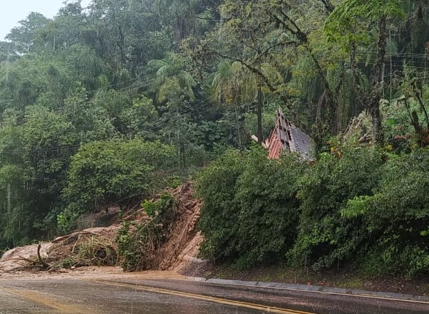 Uma casa foi levada pelo barro às margens da SC-477 - Prefeitura de Benedito Novo/Divulgação