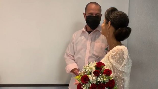 Cristiane ganhou uma cerimônia de casamento surpresa dentro do hospital – Foto: Governo de SC/Divulgação/ND