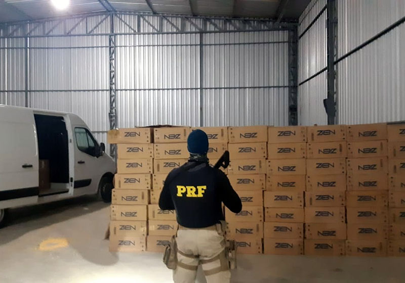Al&eacute;m do grande volume de cigarros contrabandeados, pol&iacute;cia localizou ve&iacute;culo roubado – Foto: PRF/Divulga&ccedil;&atilde;o/ND