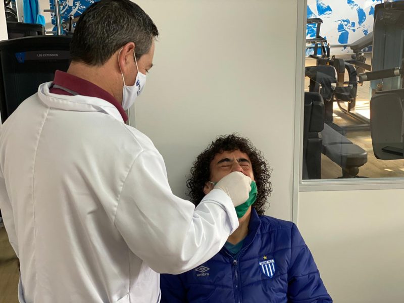 Valdívia foi testado as 10h30 do sábado (16) e, em menos de oito horas, já tinha o resultado positivado para a Covid-19; celeridade causa estranheza – Foto: André Palma Ribeiro / Avaí FC