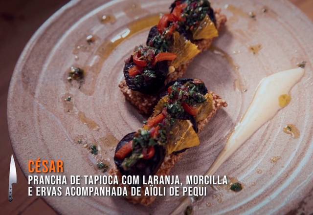 A prancha de tapioca com laranja, morcilla e ervas de César encantou os avaliadores. O resultado foi tão positivo que o chef foi o vencedor da Faca de Ouro da semana, que lhe garantiu um poder exclusivo no próximo Teste de Fogo. “Eu não gostei do que você fez. Eu adorei!”, elogiou Felipe Bronze – Foto: Reprodução/Record TV