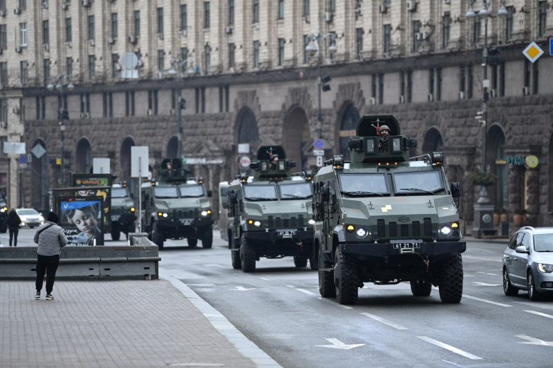Ve&iacute;culos militares ucranianos passando pela rua da Independ&ecirc;ncia em Kiev – Foto: Daniel Leal/AFP/ND
