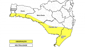 Nas &aacute;reas em amarelo no mapa, as&nbsp;condi&ccedil;&otilde;es s&atilde;o favor&aacute;veis&nbsp;a&nbsp;chuva&nbsp;moderada a&nbsp;pontualmente forte&nbsp;acompanhadas de&nbsp;raios, rajadas de vento&nbsp;ocasionais&nbsp;e eventual&nbsp;queda de&nbsp;granizo – Foto: Divulga&ccedil;&atilde;o/Defesa Civil de Santa Catarina/ND