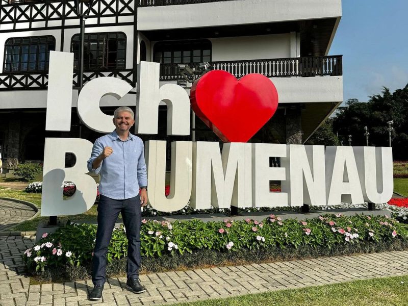 Foto de Egidio Ferrari em frente à Prefeitura de Blumenau