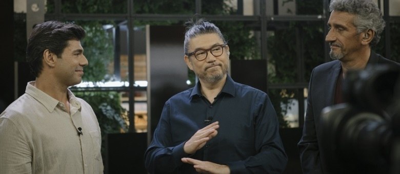 Chef Murakami ensina algumas dicas para os participantes do reality show da Record TV – Foto: Helena Wolfenson/Record TV