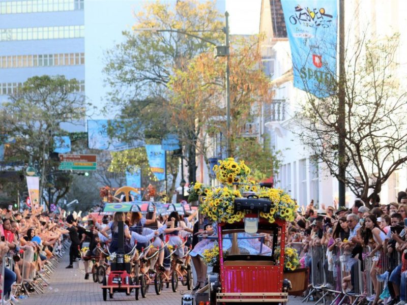 Acompanhe o desfile da Oktoberfest Blumenau pelo ND Mais