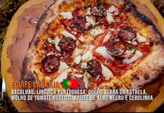 O Teste de Fogo contou com a presença do especialista Paul Cho, além dos jurados, e exigiu criatividade dos participantes. A Equipe Laranja se destacou com a pizza inspirada em Portugal, feita de bacalhau e linguiça portuguesa, e conquistou o paladar do júri. “Gostei muito da combinação”, afirmou Paul. O time venceu a prova e garantiu a imunidade! – Foto: Reprodução/Record TV