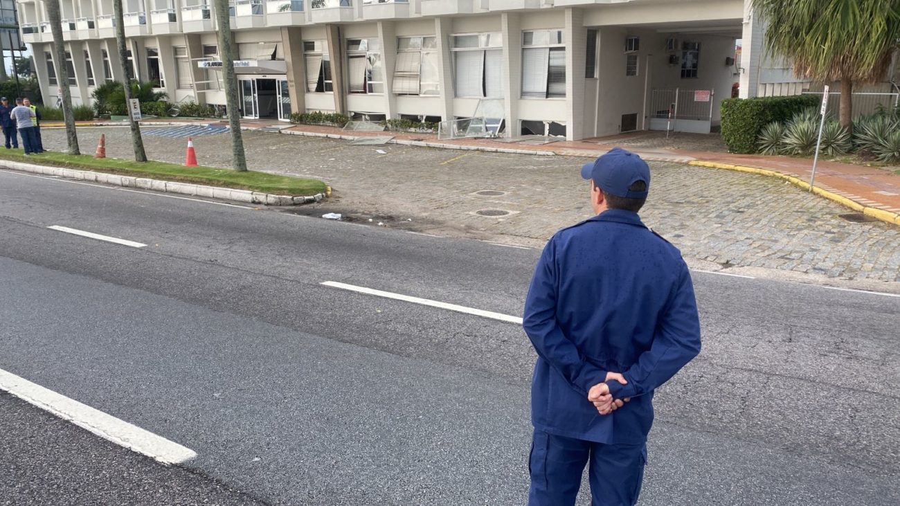 Duas pessoas ficaram feridas, uma em estado grave, após explosão em hotel de Florianópolis - CBMSC/Divulgação/ND