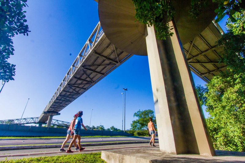 Passarela de pedestres do CIC – Foto: Fl&aacute;vio Tin/Arquivo/ND
