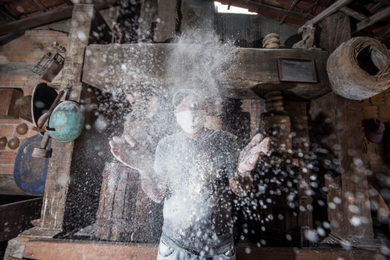 Sérgio Luiz de Souza não abandona o engenho de farinha nem durante a pandemia – Foto: Anderson Coelho/ND