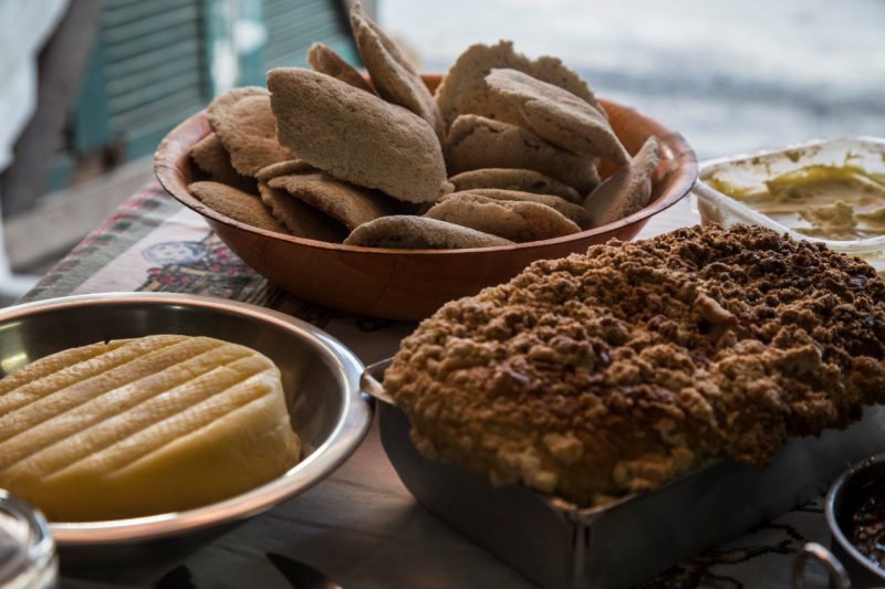 Mesa farta com beiju para o café, no engenho de Romilda e Sérgio – Foto: Anderson Coelho/ND