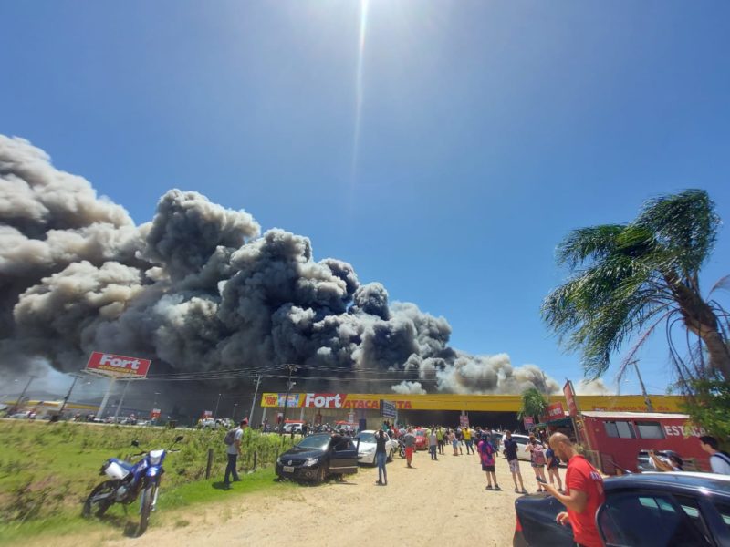 Incêndio no Fort Atacadista nesta quinta-feira (23) &#8211; Foto: Felipe Alves/ND