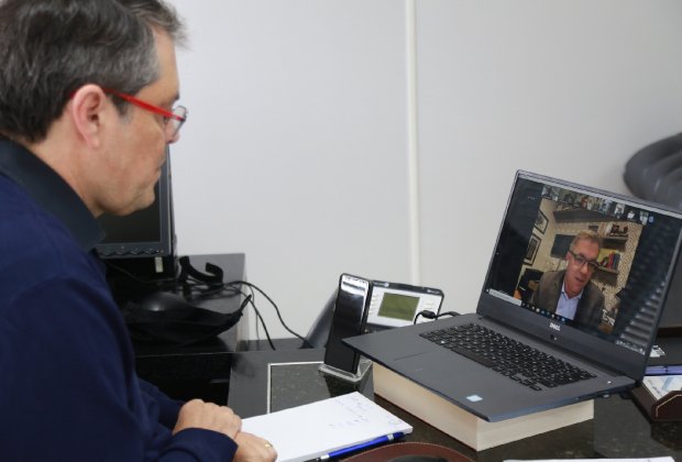 O Secret&aacute;rio de Estado da Sa&uacute;de, Andr&eacute; Motta Ribeiro, em reuni&atilde;o virtual com prefeitos da Grande Florian&oacute;polis – Foto: Julio Cavalheiro/Secom/Divulga&ccedil;&atilde;o/ND