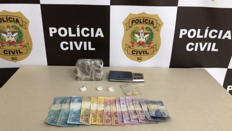Durante as buscas, foram apreendidos 180g de maconha, 18 pedras de crack, tr&ecirc;s buchas de coca&iacute;na, balan&ccedil;a de precis&atilde;o e embalagens para fracionar a droga – Foto: Pol&iacute;cia Civil, divulga&ccedil;&atilde;o