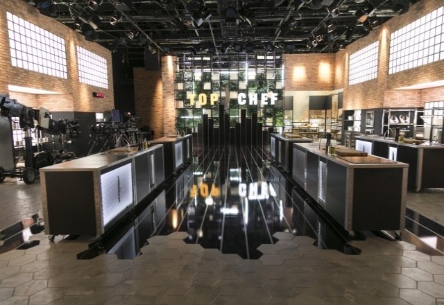 Além da pressão em agradar o apresentador Felipe Bronze e os jurados Ailin Aleixo e Emmanuel Bassoleil, os 14 participantes do Top Chef Brasil precisarão controlar as emoções durante a convivência em um imóvel de aproximadamente 350 m² – Foto: Foto: Antonio Chahestian/Record TV