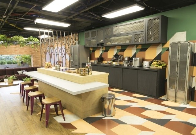 A residência, que é uma espécie de loft, não tem divisórias e possui oito ambientes integrados – Foto: Foto: Antonio Chahestian/Record TV