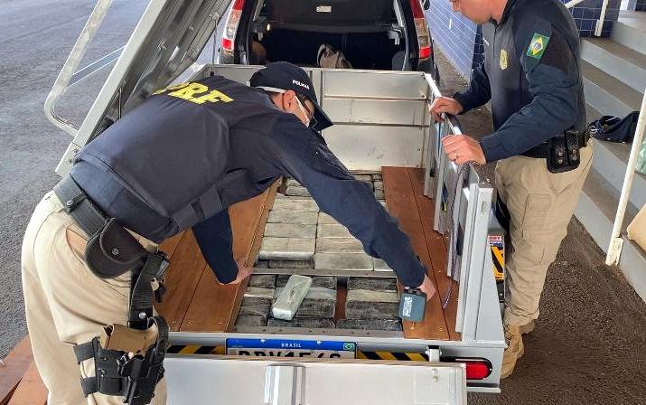 Apreens&atilde;o se deu ap&oacute;s fiscaliza&ccedil;&atilde;o rotineira em um ve&iacute;culo de passeio com placas de Foz do Igua&ccedil;u (PR) – Foto: PRF/Divulga&ccedil;&atilde;o/ND