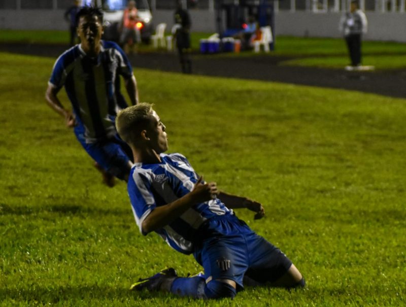 Cadu comemora o gol da classificação do Avaí na Copinha