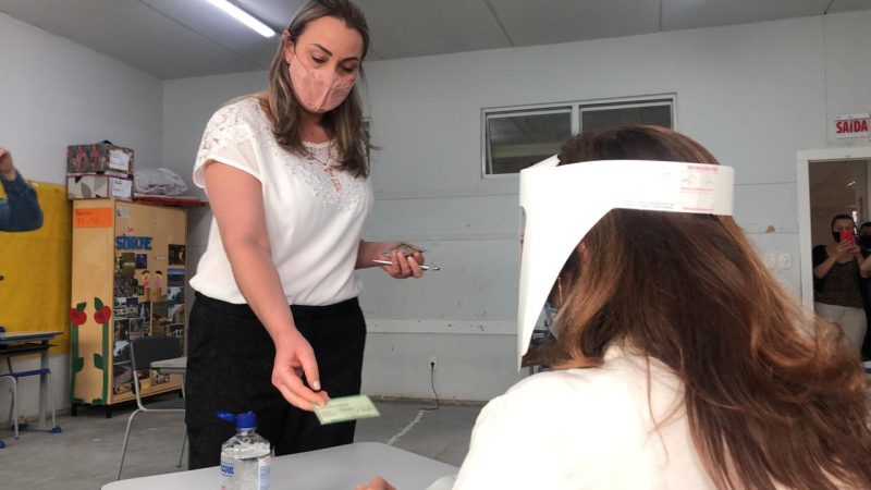 No &uacute;ltimo domingo, Daniela esteve em Chapec&oacute; onde votou no EEB Bom Pastor – Foto: Willian Ricardo/ND