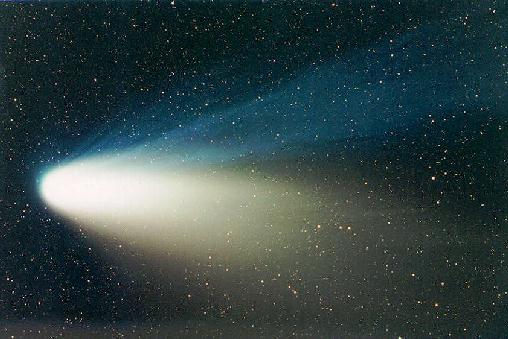 O cometa Hale-Bopp, um dos mais brilhantes do século 20, pôde ser observado por um período de 18 meses enquanto passava pela Terra. Descoberto no dia 23 de julho de 1995 por dois astrônomos e observadores amadores, chamados Hale e Bopp, o cometa estava a uma grande distância do Sol. Mas cientistas diziam que ele ficaria ainda mais brilhante quando alcançasse o seu periélio, ou seja, quando estivesse mais próximo ao Sol. – Foto: A. Dimai/ACC/Reprodução/ND