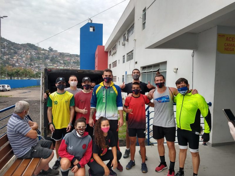 Atletas auxiliando o pr&oacute;ximo – Foto: Marco Moreira Martins/Divulga&ccedil;&atilde;o