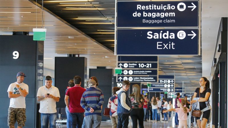 pessoas em filas no aeroporto de florianópolis