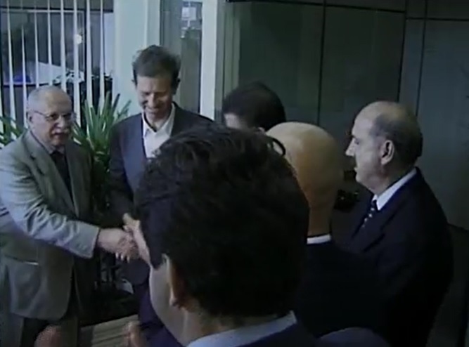 Mário Petrelli, fundador do Grupo ND, ao lado de autoridades no dia da inauguração, <span style="font-weight: 400;">31 de julho de 2000 </span> – Foto: Reprodução imagens de arquivo
