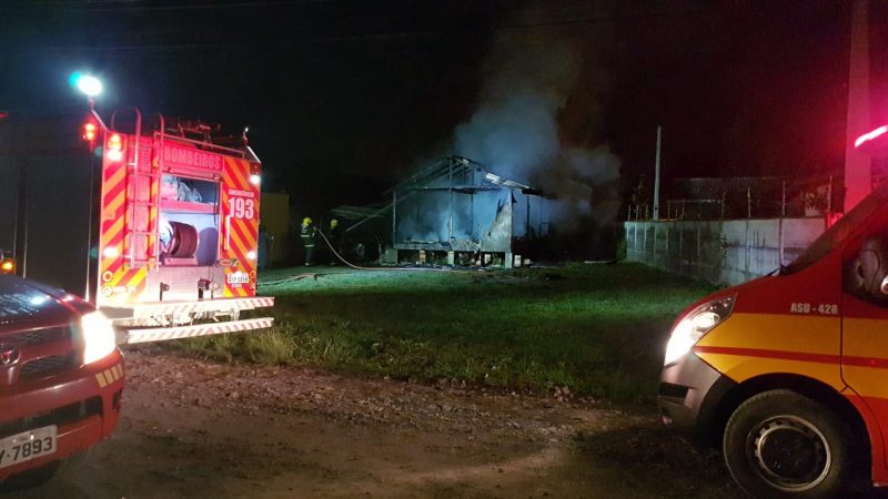 Inc&ecirc;ndio aconteceu durante a madrugada e destruiu completamente resid&ecirc;ncia em Canoinhas – Foto: Bombeiros Militares/Divulga&ccedil;&atilde;o