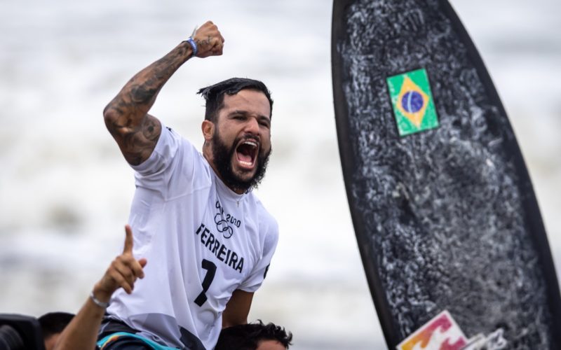 &Iacute;talo Ferreira comemora a conquista do ouro em T&oacute;quio – Foto: Jonne Roriz/COB