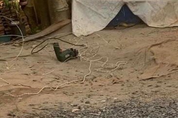 Homem atingiu a rede el&eacute;trica ao furar a parede da casa – Foto: Redes Sociais