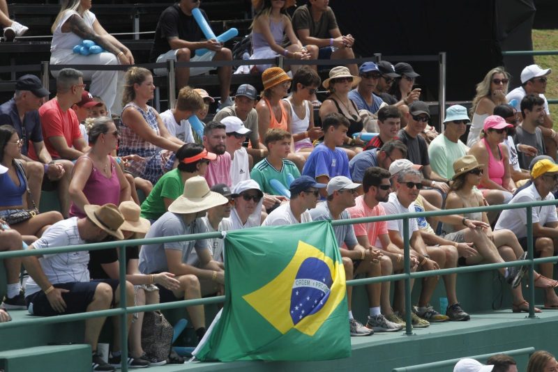 Torcida marcou presen&ccedil;a numa sexta-feira escaldante de Copa Davis; um ‘toque’ brasileiro para empolgar nos jogos – Foto: Leo Munhoz/ND