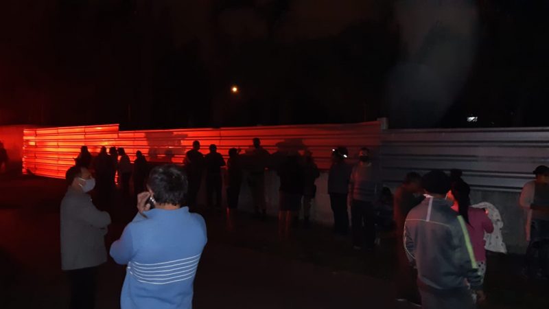 Moradores trancaram a rodovia, mas removeram os tapumes ap&oacute;s negocia&ccedil;&atilde;o com a PM – Foto: Divulga&ccedil;&atilde;o/ND