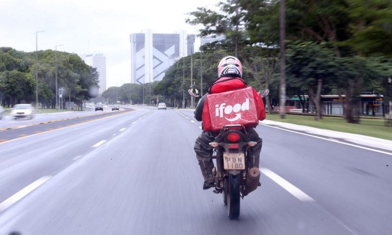 Imagem mostra representação de motoboy para a matéria da Pizzaria do perturbado