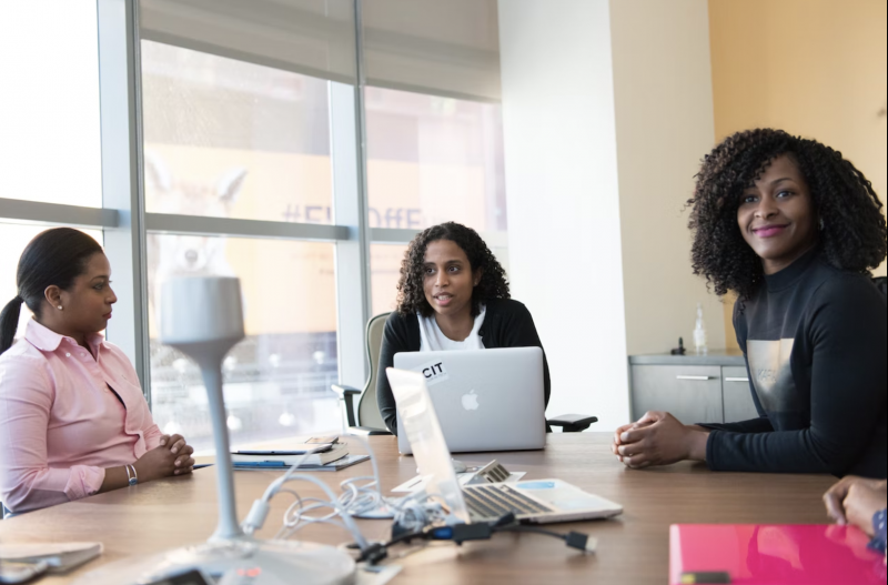 A partir de mar&ccedil;o, canal de den&uacute;ncias ser&aacute; obrigat&oacute;rio nas empresas – Foto: @WOCInTech/Via Nappy/Divulga&ccedil;&atilde;o/ND