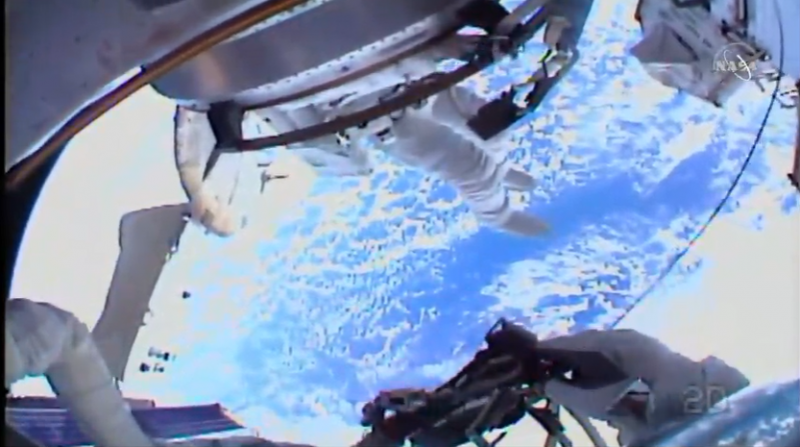 Os astronautas da Nasa Chris Cassidy e Robert Behnken realizam, nesta terça-feira (21), uma nova caminhada espacial para atualizar o sistema de energia da ISS (Estação Espacial Internacional). – Foto: Ao vivo/Transmissão/Nasa