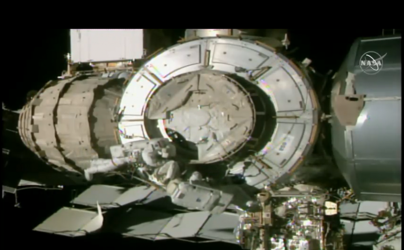 Segundo informações da Nasa, os astronautas estão substituindo baterias antigas de níquel-hidrôgenio por novas de íon-lítio. A transmissão da caminhada pode durar cerca de 7 horas. – Foto: Ao vivo/Transmissão/Nasa