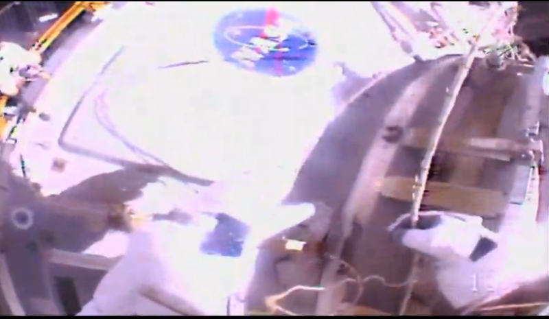 Esta é a 231ª caminhada espacial na história da montagem, manutenção e atualização de estações espaciais. Cassidy assumiu o comando da Expedição 63 quando chegou à estação em abril, ainda neste ano. Já Behnken está em missão desde maio. – Foto: Ao vivo/Transmissão/Nasa