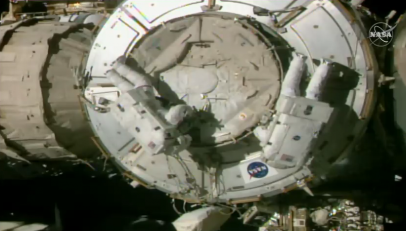 Doze caminhadas serão realizadas, em período desde janeiro de 2017, para trocar baterias por oito canais de energia usados ​​para rotear eletricidade na estação. – Foto: Ao vivo/Transmissão/Nasa