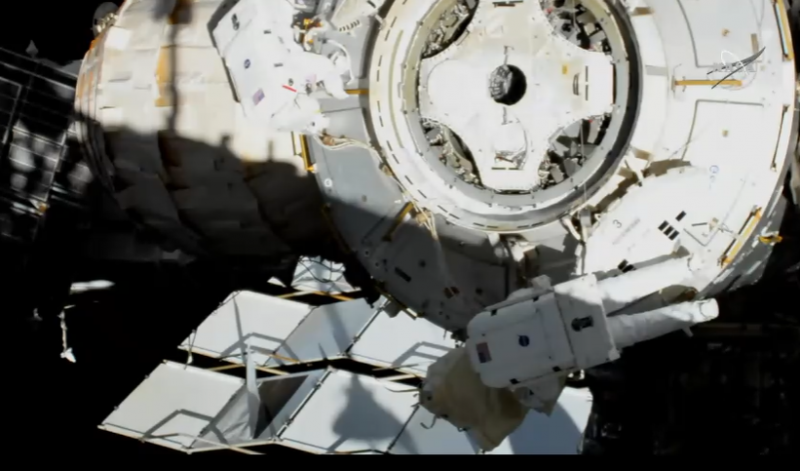 Quando as atualizações de energia estiverem concluídas, os astronautas removerão dois dispositivos de elevação usados ​​para o processamento em solo das matrizes solares da estação, antes do lançamento. Eles também começarão a preparar uma instalação de câmara de ar fornecida pelo NanoRacks, para implantar no espaço experimentos comerciais. – Foto: Ao vivo/Transmissão/Nasa