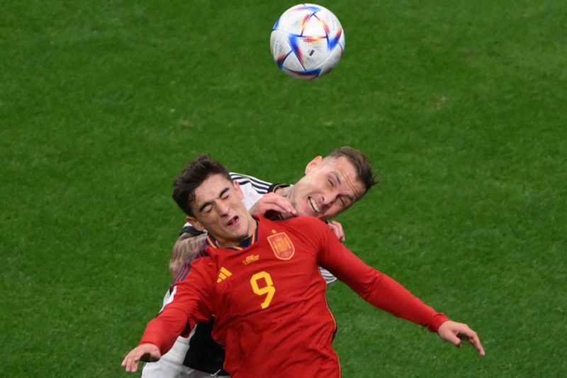 Espanha e Alemanha se enfrentam neste domingo (27) no Catar – Foto: NICOLAS TUCAT/AFP