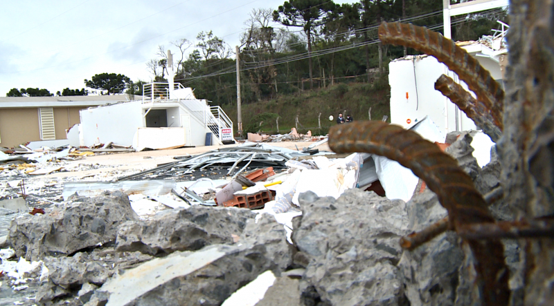 Reconstrução também neste complexo de festas e eventos na área Oeste da cidade, onde o vento derrubou pelo menos dois salões. O prejuízo chegou a R$ 800 mil – Foto: NDTV/Reprodução