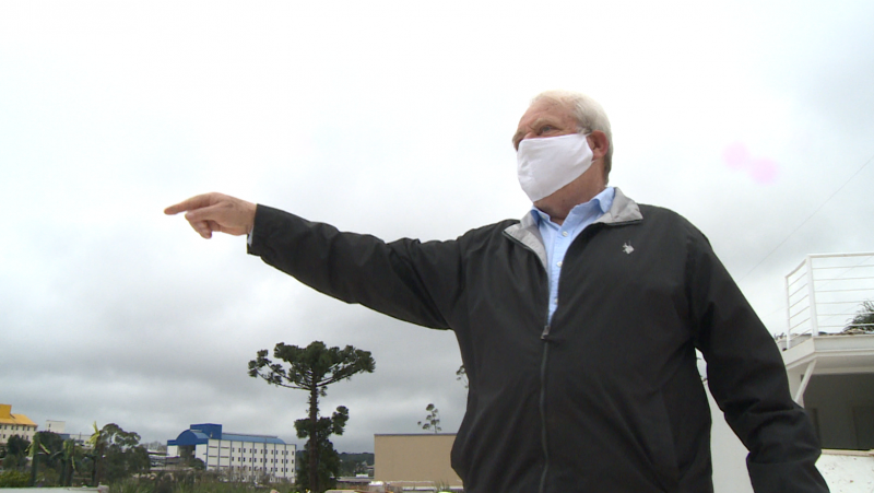 Sérgio Utzig, proprietário do complexo, ainda caminha pelos destroços sem acreditar que o trabalho de anos foi destruído em poucos minutos durante a passagem do ‘ciclone bomba’ – Foto: NDTV/Reprodução