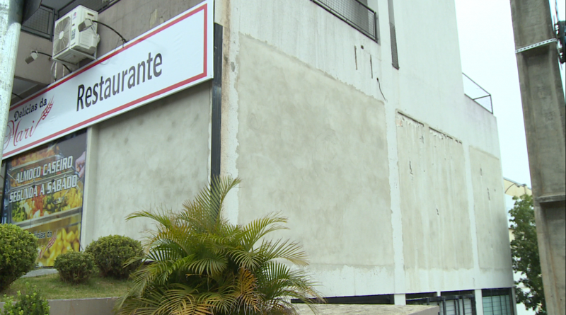 Esta padaria teve toda a parede de vidro destruída. O buffet também foi danificado, causando prejuízo de R$ 40 mil. Um mês depois, o local ganhou uma nova parede, sem vidros. O trabalho de reconstrução está sendo feito ao poucos – Foto: NDTV/Reprodução