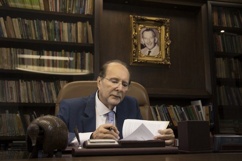 Natural de Rio dos Cedros, P&eacute;ricles Prade formou-se em Direito pela UFSC (Universidade Federal de Santa Catarina). Ele &eacute; ex-juiz federal e foi autor de mais de 70 obras de poesia, fic&ccedil;&atilde;o, Direito e hist&oacute;ria. – Foto: Reprodu&ccedil;&atilde;o/ Prade&amp;Prade/ND