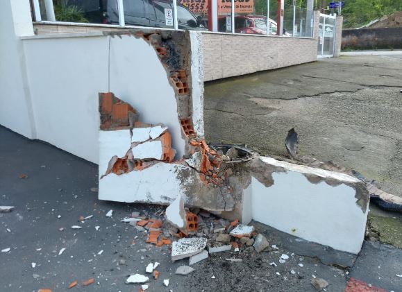 Carro bateu em muro de uma concession&aacute;ria de ve&iacute;culos – Foto: Ian Sell/ND
