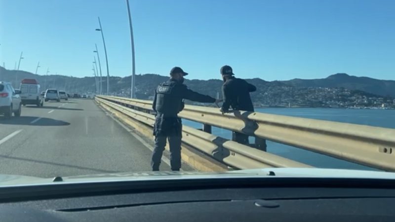Homem caminhava pela parte externa da ponte neste s&aacute;bado (3) – Foto: Guarda Municipal/Divulga&ccedil;&atilde;o/ND