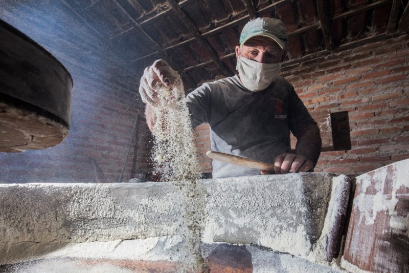 “Queria ensinar as crian&ccedil;as como &eacute; feita a farinha, mas precisa de incentivo”, diz S&eacute;rgio Luiz de Souza – Foto: Anderson Coelho/ND